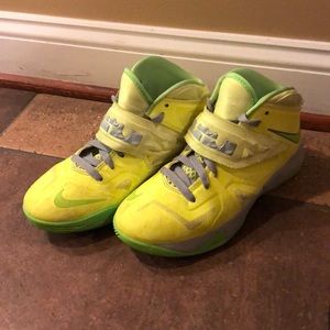 Nike Lebron James Soldier 8 Size 5 Youth Sneaker